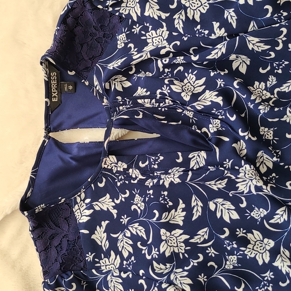 Express Blue and White Floral Long Sleeve Dress - Picture 3 of 8